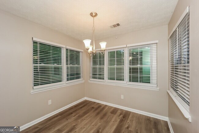 Building Photo - 540 Hillsdale Dr