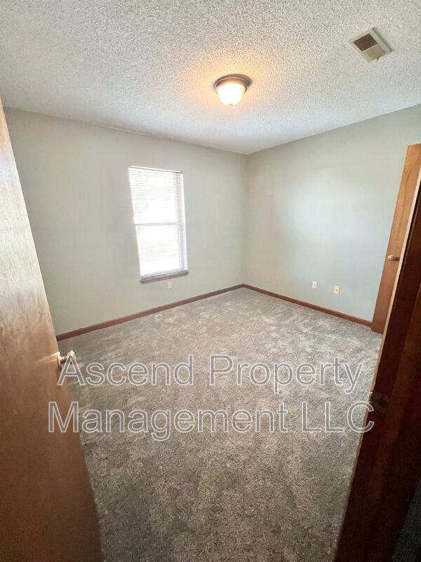 Building Photo - 3800 Provence St