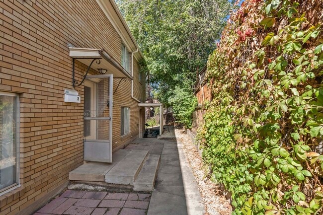 Building Photo - Peaceful 1 Bedroom Apartment Near the Utah Capitol & Downtown Salt Lake City