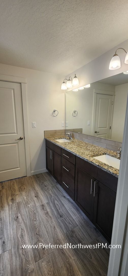 Building Photo - Stunning new build in Lowell