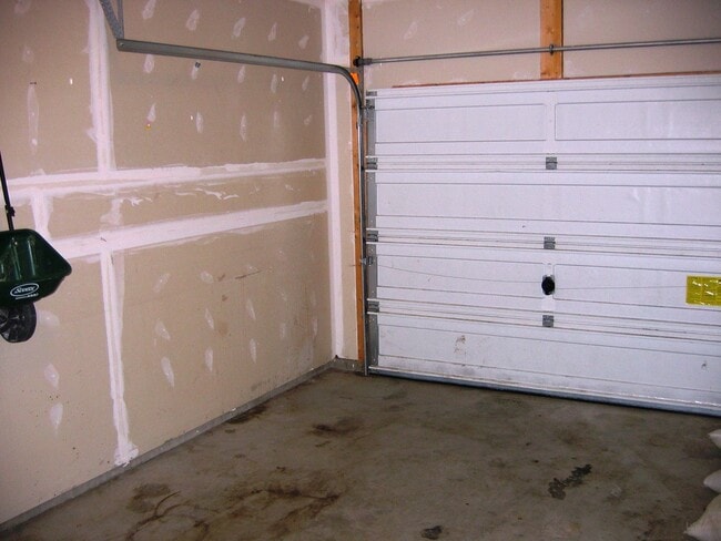 Building Photo - Spacious 3 bedroom townhouse