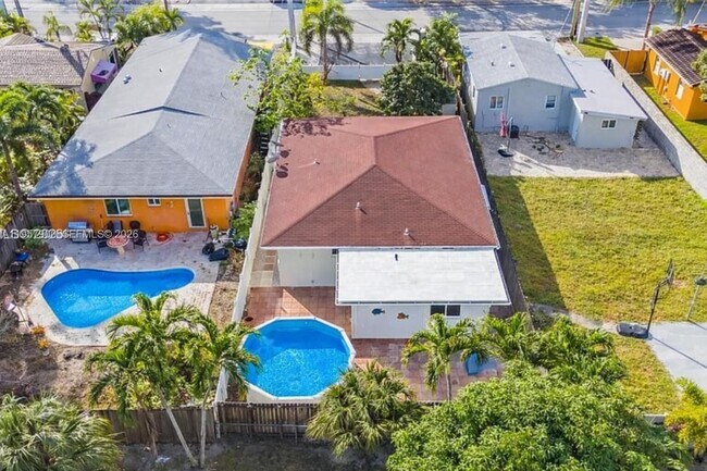 Building Photo - 735 NE 38th St