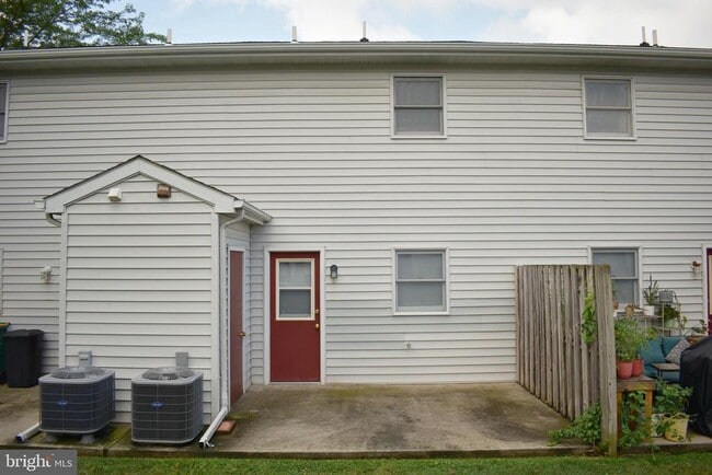 Building Photo - 961 Orchard Dr