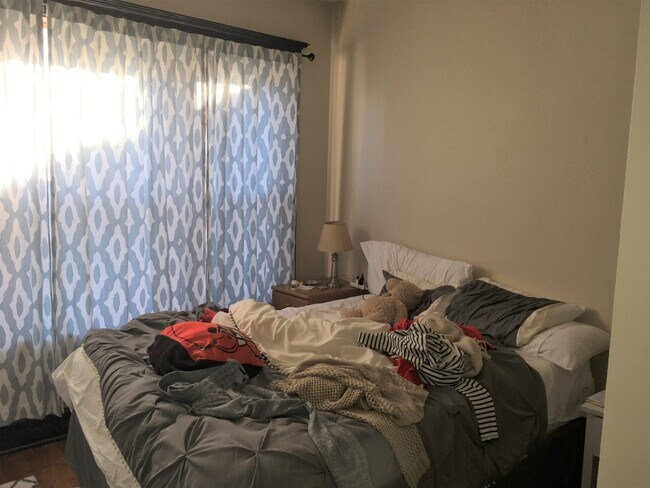 Building Photo - 1959 W Farragut Ave