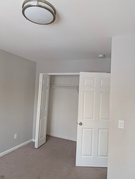 Building Photo - 634 Hancock Ct