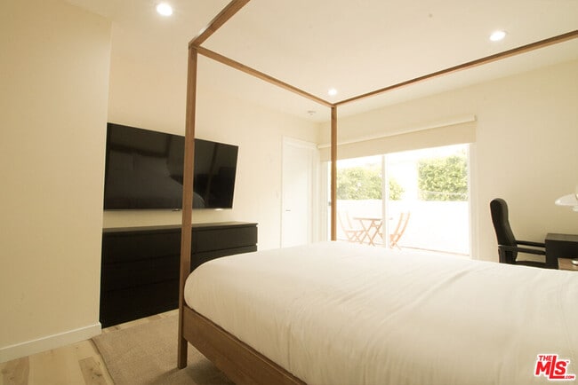 Building Photo - 9042 Phyllis Ave