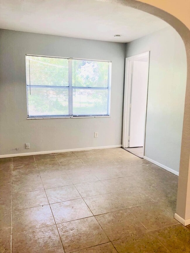 Building Photo - 3 BED 1 BATH DUPLEX. FENCED YARD!