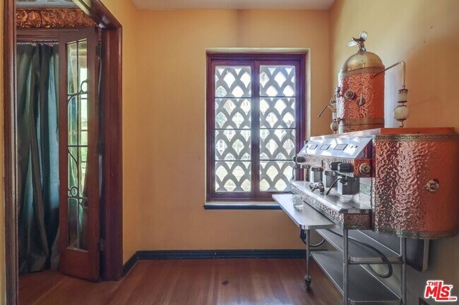 Building Photo - 642 S Bronson Ave