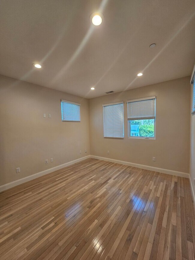 Building Photo - 1157 Leff St