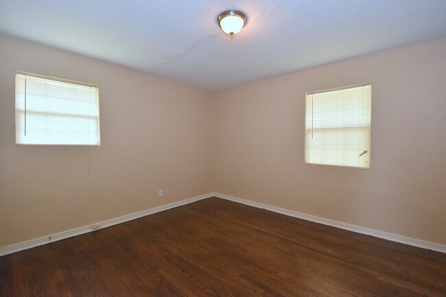 Building Photo - RECENTLY UPDATED 3 BEDROOM 1 BATH HOME