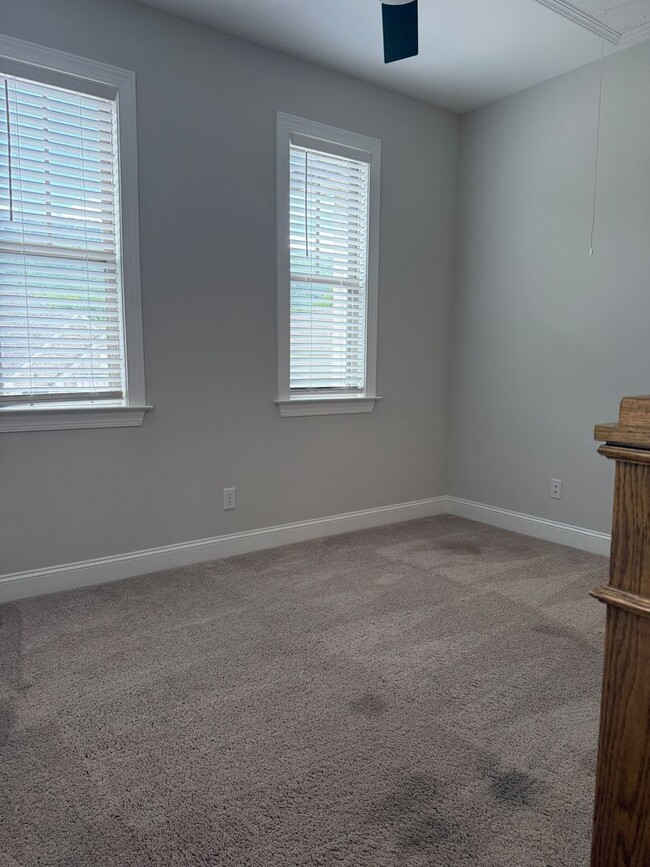 Building Photo - Easy access in Red Bank