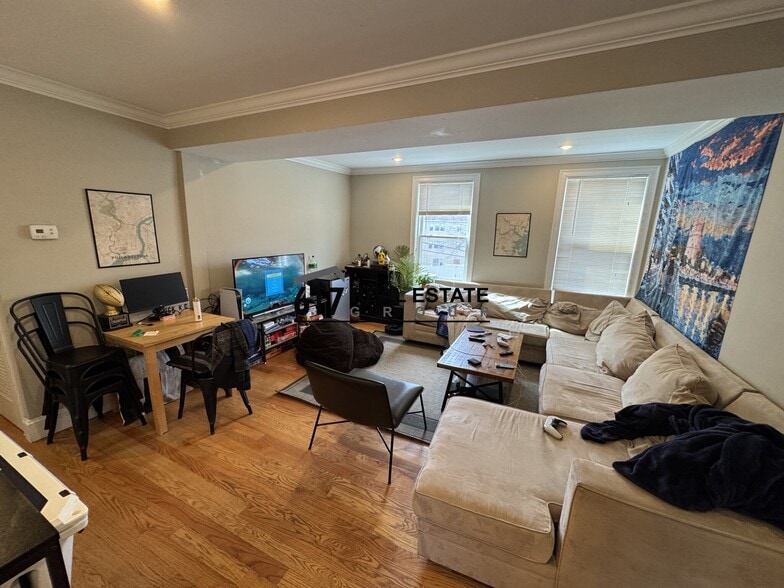 Building Photo - 183 River St