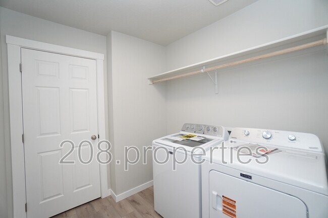 Building Photo - 1218 W Bass River Dr