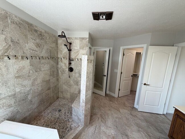 Building Photo - Spacious 4 Bed, 5 Bath Home with 3-Car Garage in Layton!