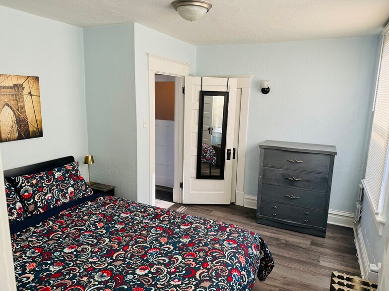 Bedroom - 315 W Halliday St