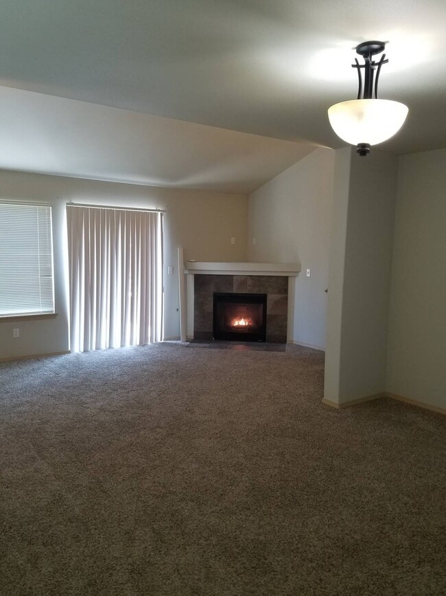 Building Photo - Beautiful South Hill 2 bedroom, 2 1/2 bath...