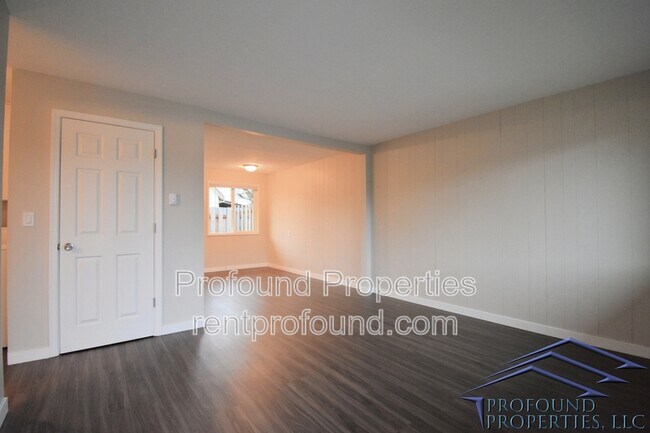 Building Photo - 742 SE 13th Ave