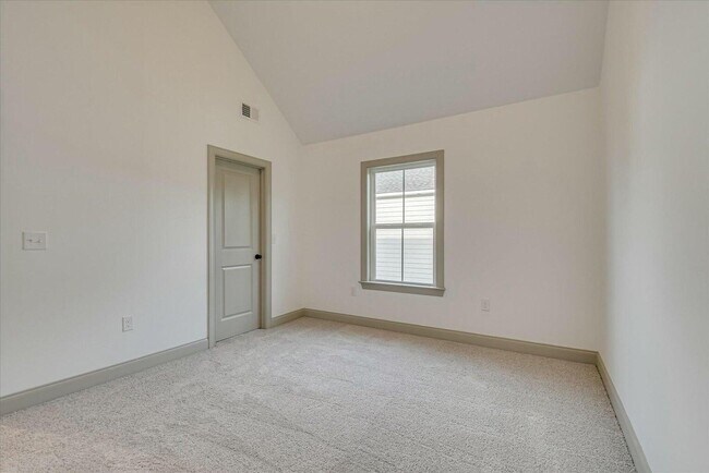 Building Photo - 2021 Warbler Dr