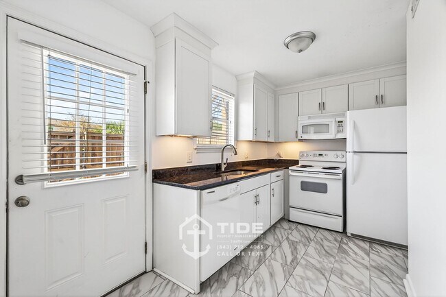 Building Photo - Comfortable Living Near Greenway Access