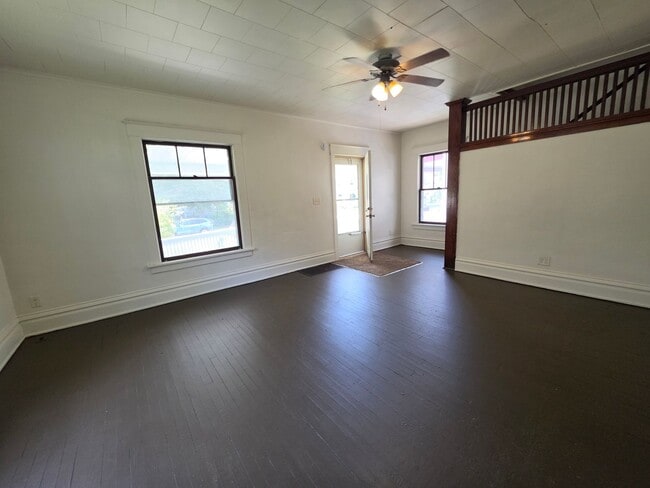 Building Photo - Spacious 2 bedroom cottage