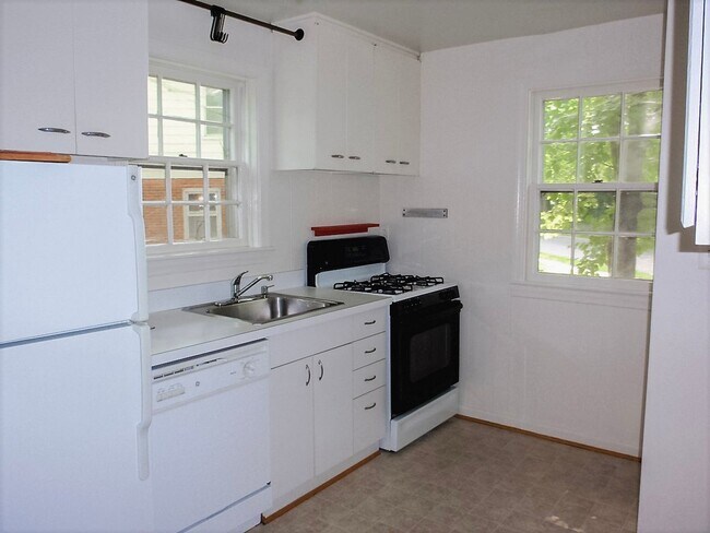 Building Photo - Ideal 3 Bedroom 2 Bath Colonial Just Over ...