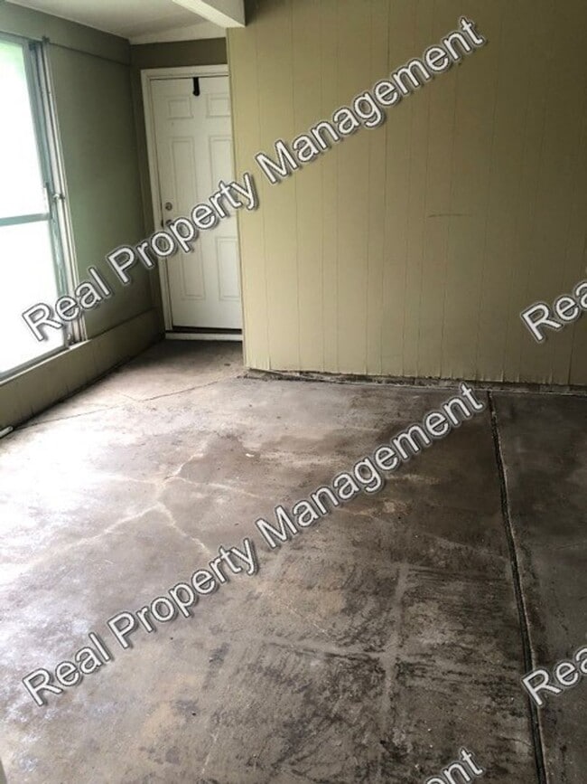 Building Photo - Two Bedroom Duplex