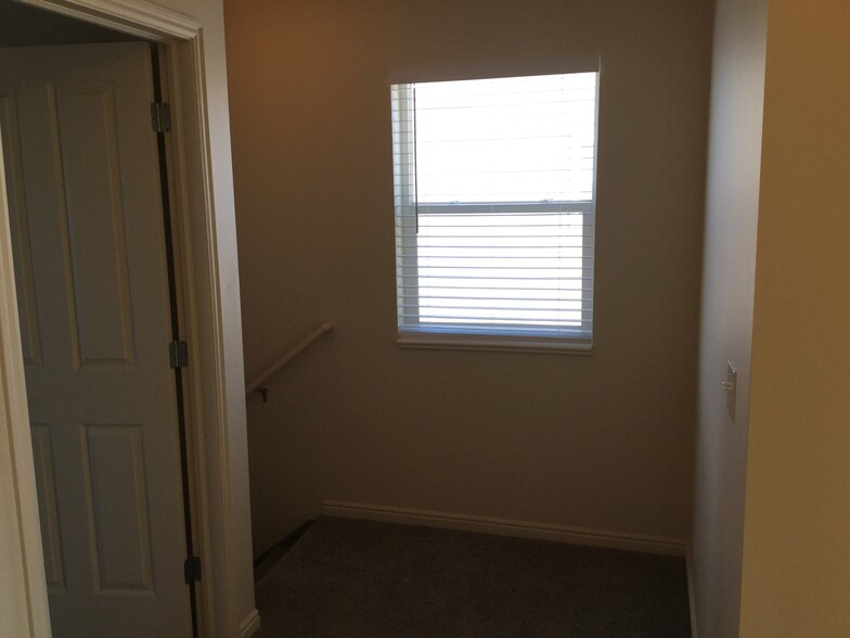 Building Photo - 479 Raven Way