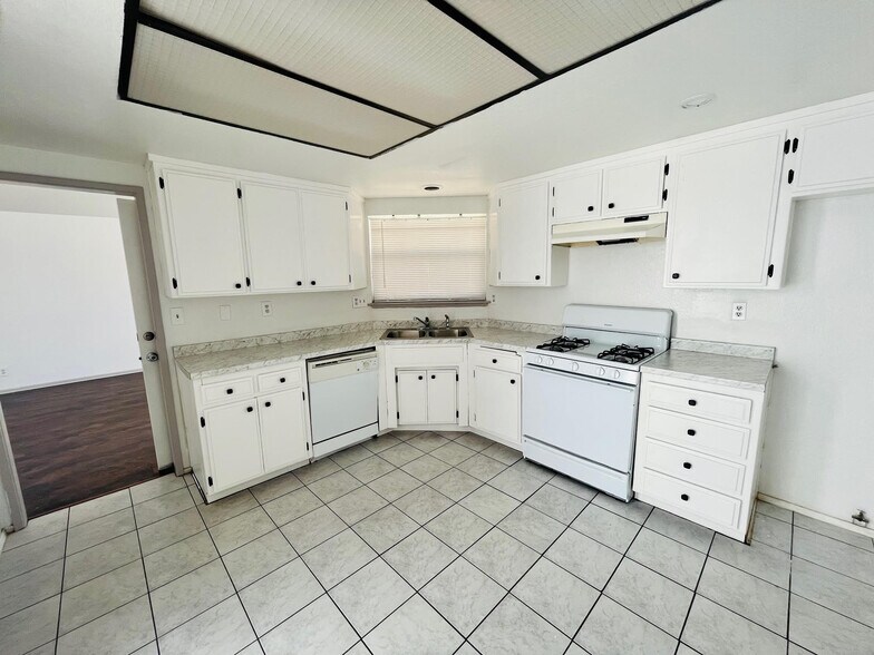 Building Photo - 42933 Guyman Ave