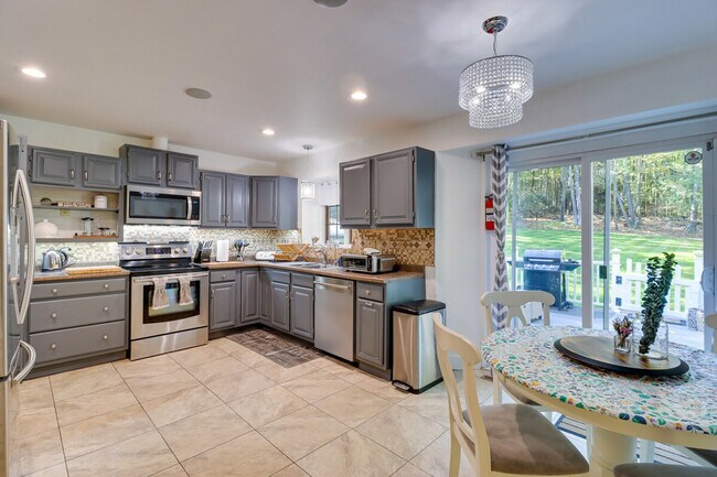 Building Photo - 1530 Wooded Acres Dr