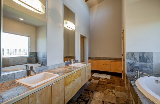 Building Photo - 318 McAlpine St