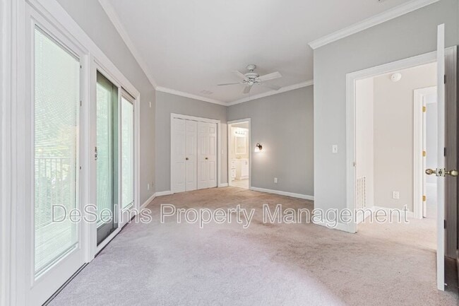 Building Photo - 3011 Woodlawn Dr