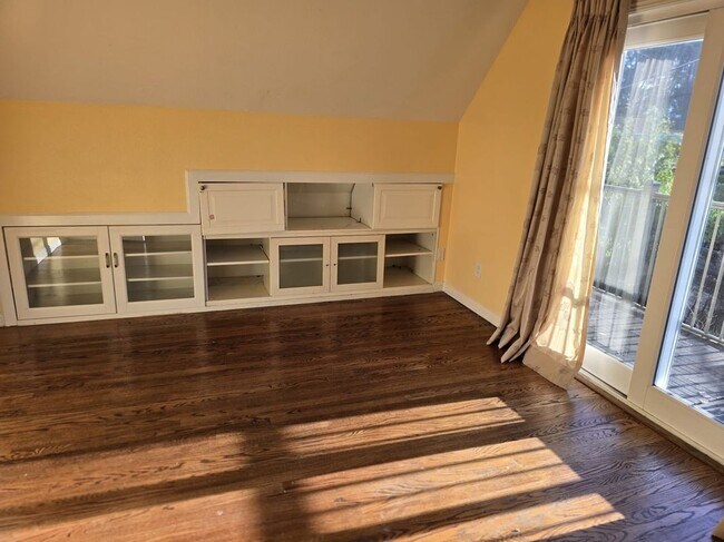 Building Photo - 707 Pierino Ave