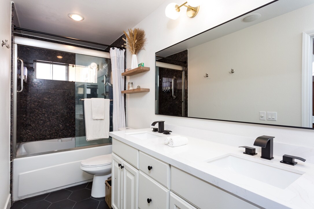 Building Photo - 919 W Lewis St