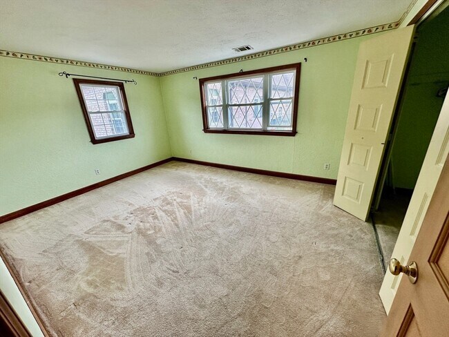 Building Photo - 104 Oak St