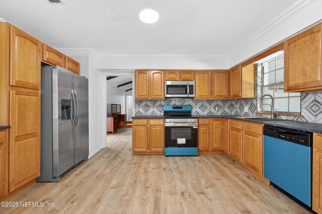 Building Photo - 6201 Grayling Dr