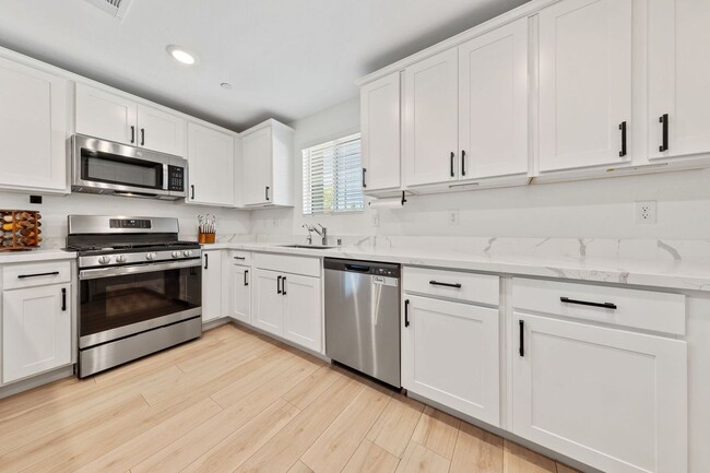 Building Photo - 10778 Clarence Ct
