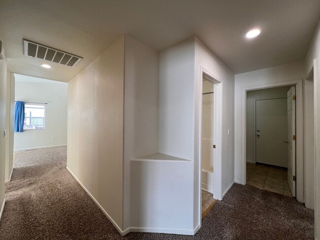 Building Photo - Centrally located 3 bedroom home in Fernley- 3 car garage