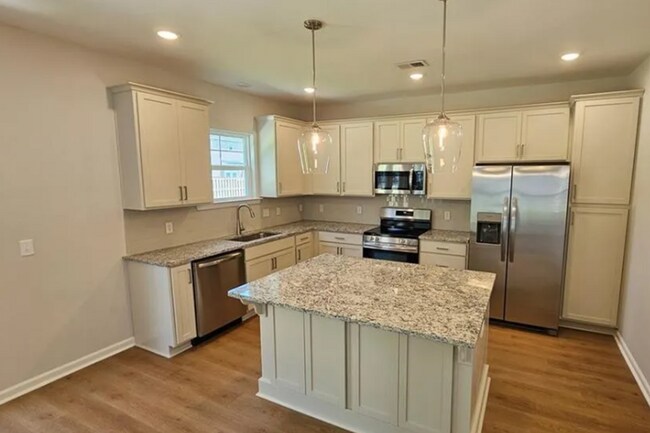 Building Photo - Beautiful 5BR, 3BA Home in Desirable Brookline at Godley Station!