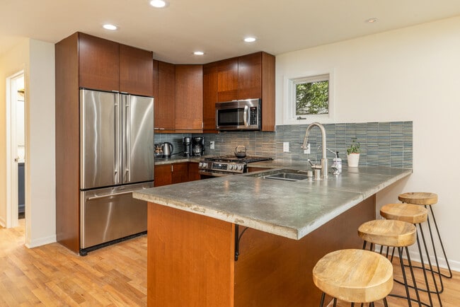 Building Photo - 10046 Sheridan Dr