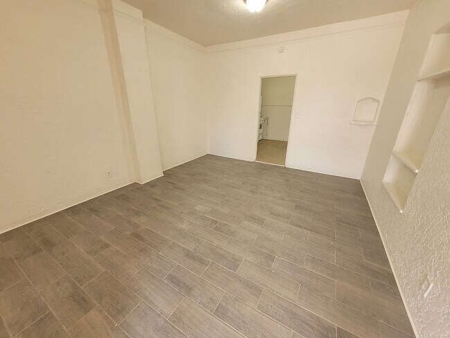 Primary Photo - 383 S 7th Ave