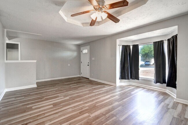 Building Photo - 5 Bed/3 Bath With Pool Backing the 60