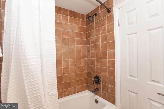 Building Photo - Recently Updated 4BR/2BA Twin with Central Air & Fenced Backyard