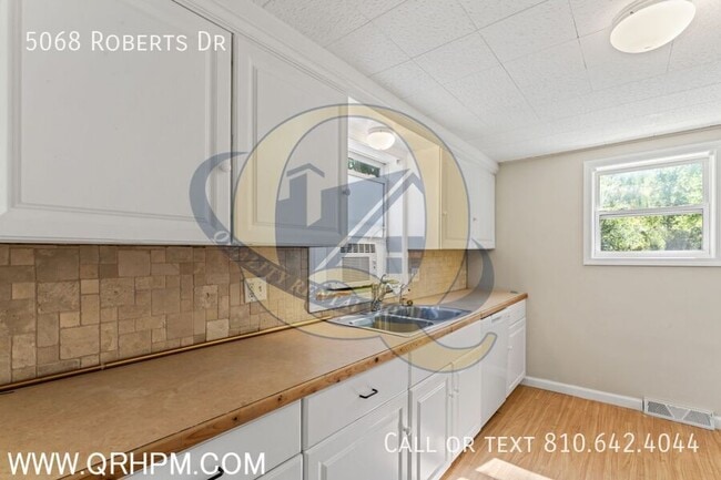 Building Photo - 5068 Roberts Dr