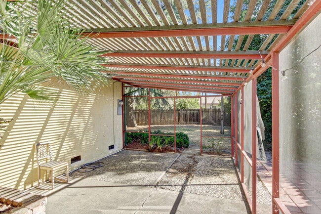 Building Photo - Classic Davis Manor Ranch — 3 Bed, 2 Bath with Covered Patio and Large Yard