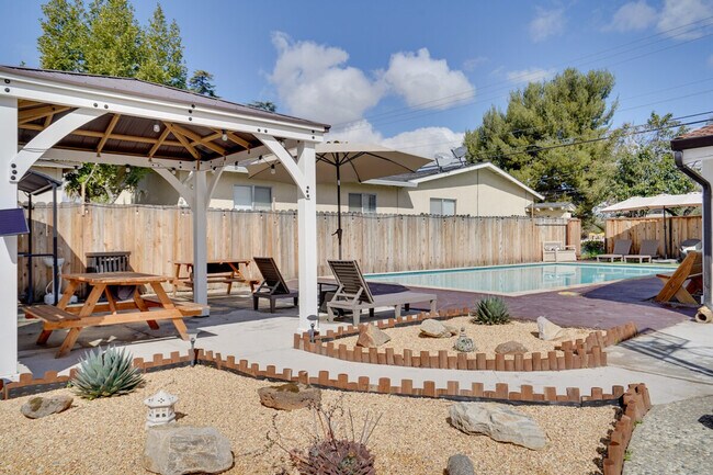 Building Photo - 893 Olivina Ave