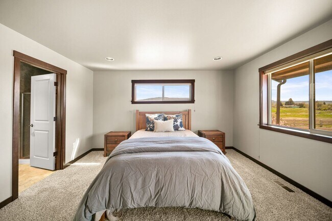 Building Photo - 229 Sun Valley Dr