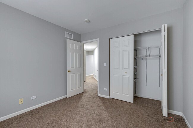 Building Photo - 921 Summit Creek Dr