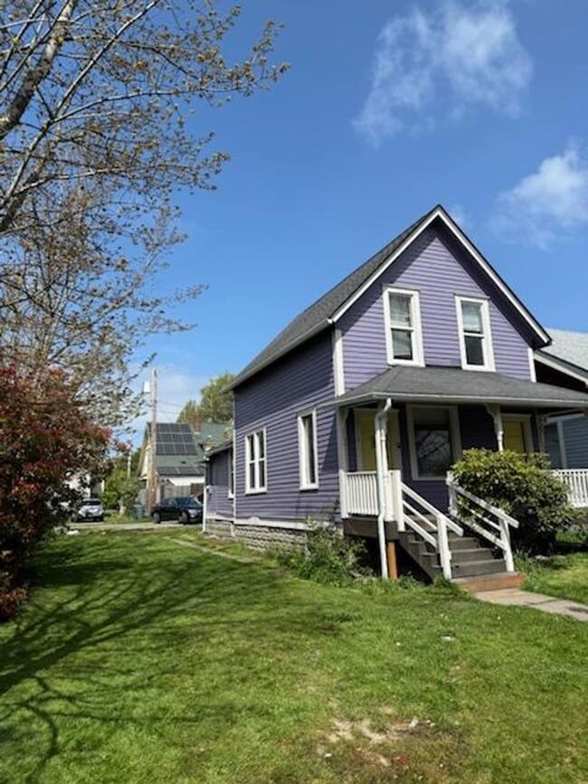 Building Photo - 4-Bedroom House in Lettered Streets Neighborhood Available in May!