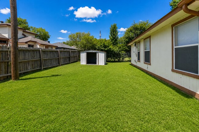 Building Photo - 2308 Woodlands Dr