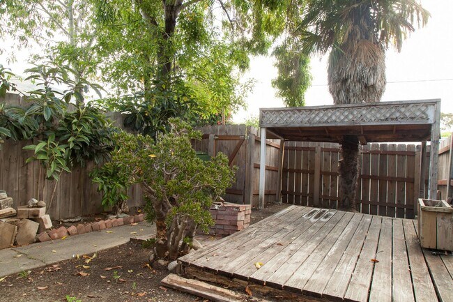 Building Photo - 1133 Laurel Ln